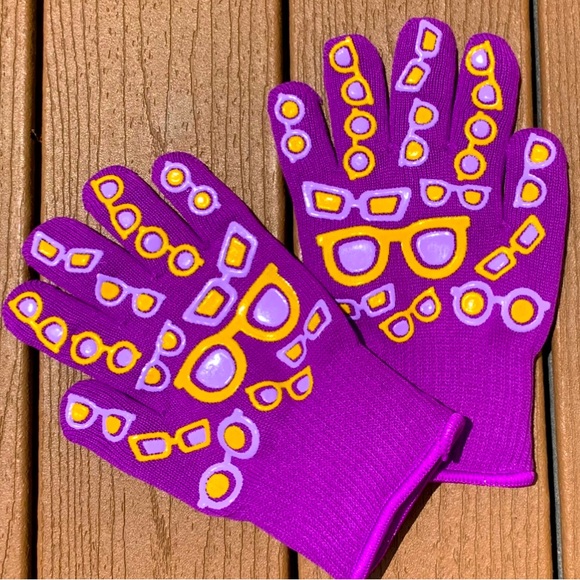 🆕TARA TESHER TEMPTATIONS OVEN GLOVES “CANDY CORN” SIZE SMALL/MED NWTS! - Picture 1 of 3